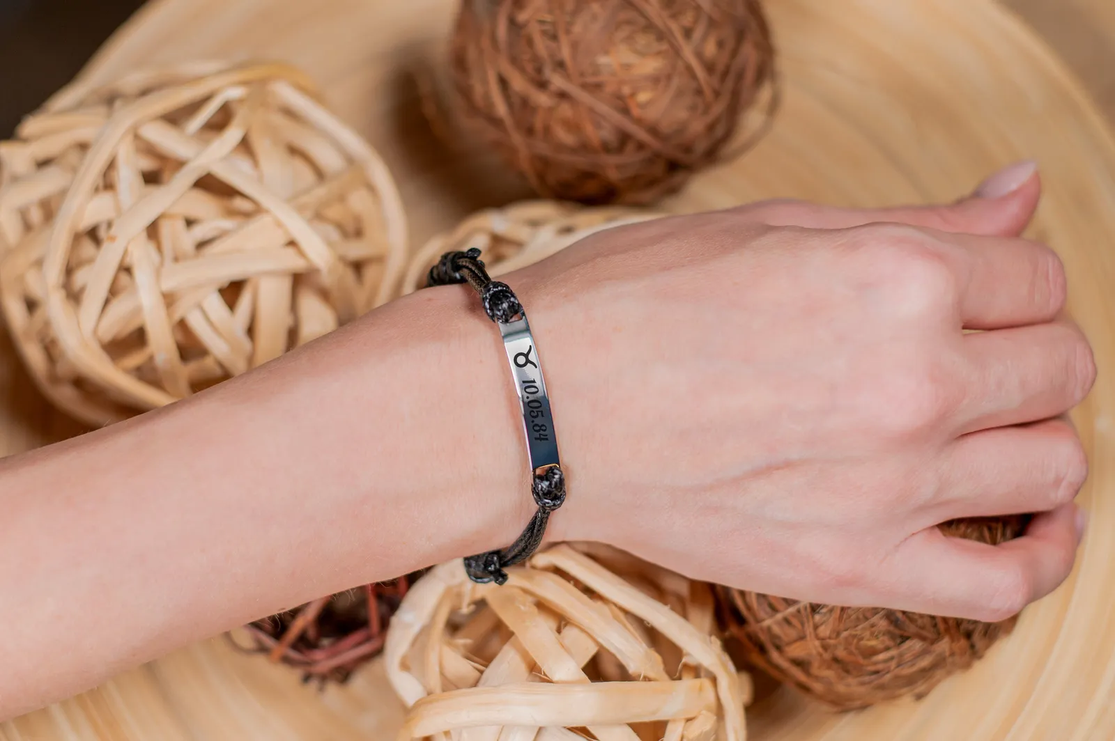 Bracciale Corda di Legami nero con piastrina argento incisa, al polso