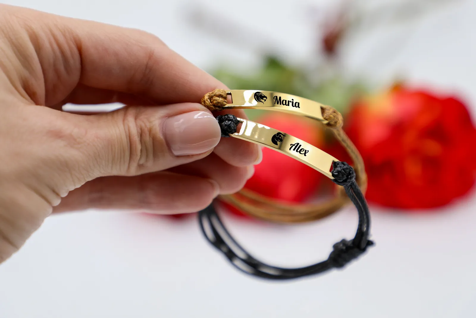 Due bracciali di coppia in corda con i nomi Maria e Alex incisi