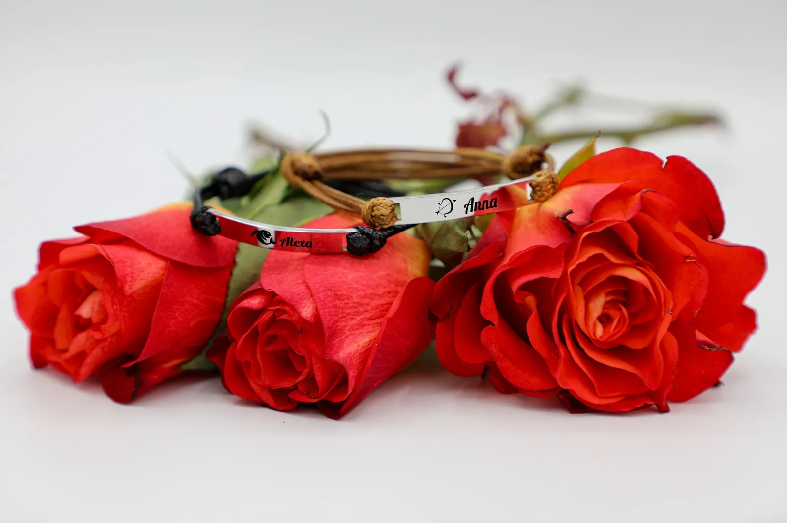 Bracciali di coppia Corda di Legami incisi, tra rose rosse