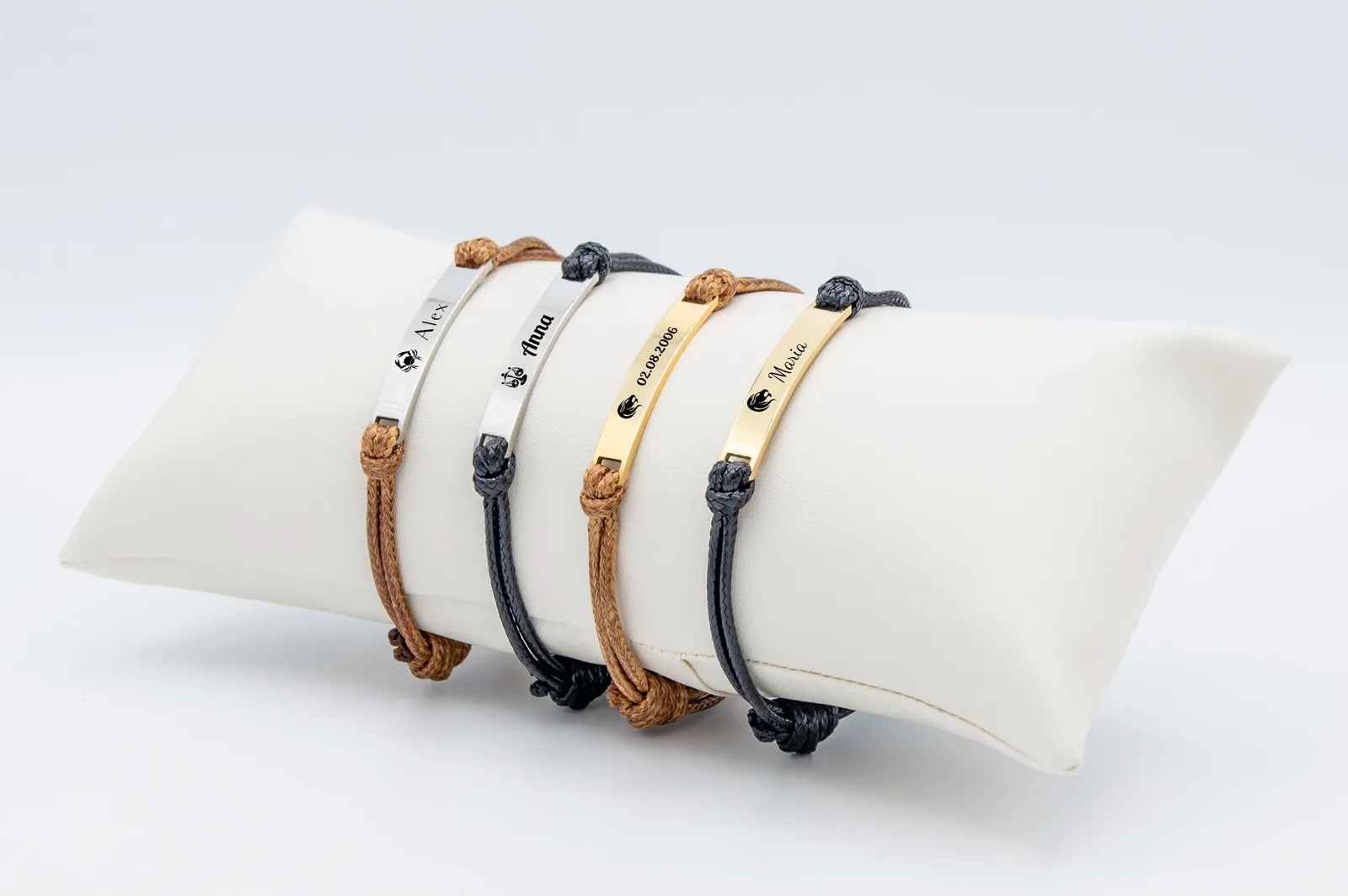 Quattro bracciali Corda di Legami: corda marrone o nera, piastrina oro o argento