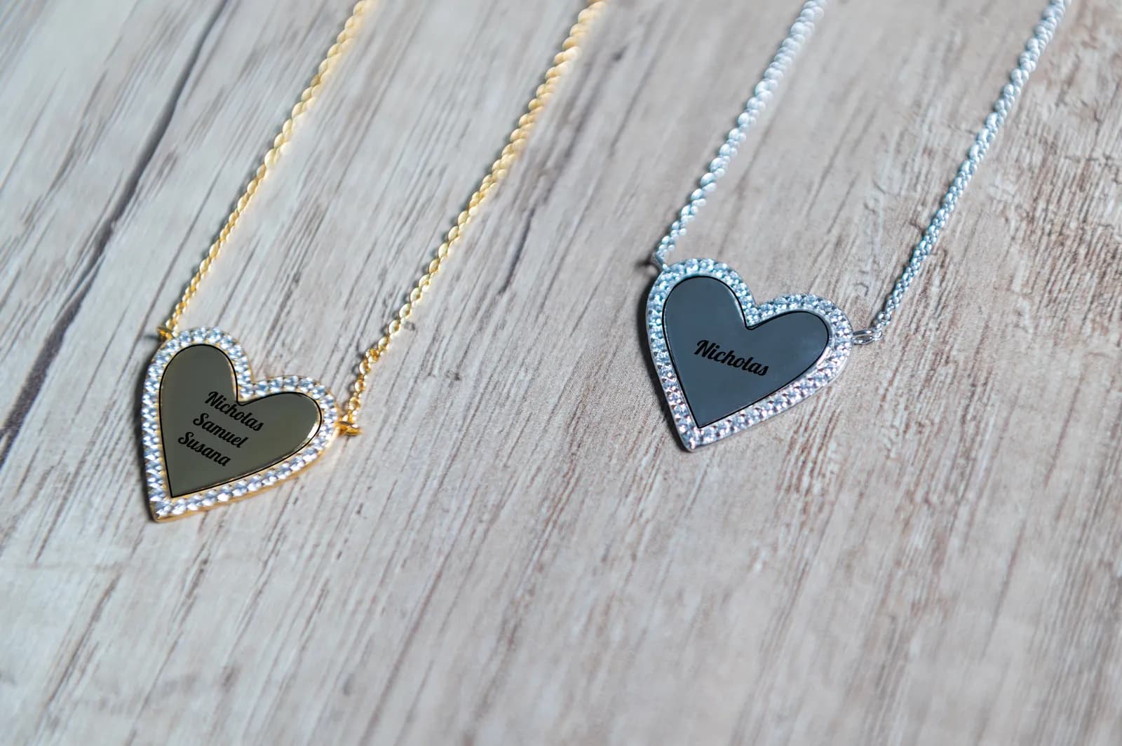 Due collane Cuore Intrecciato, oro e argento, con nomi incisi