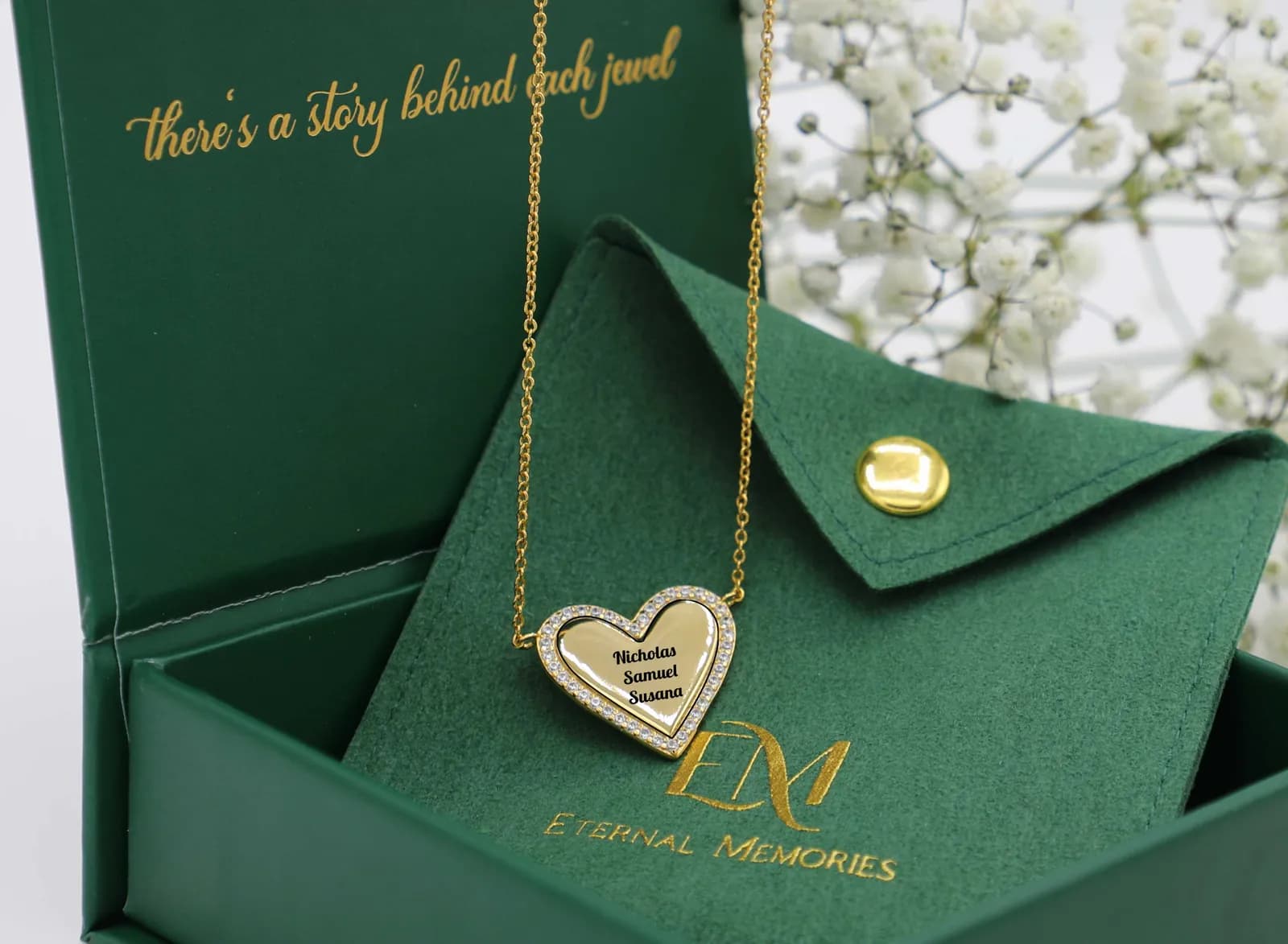 Collana a cuore incisa sulla sua pochette verde con il logo dorato