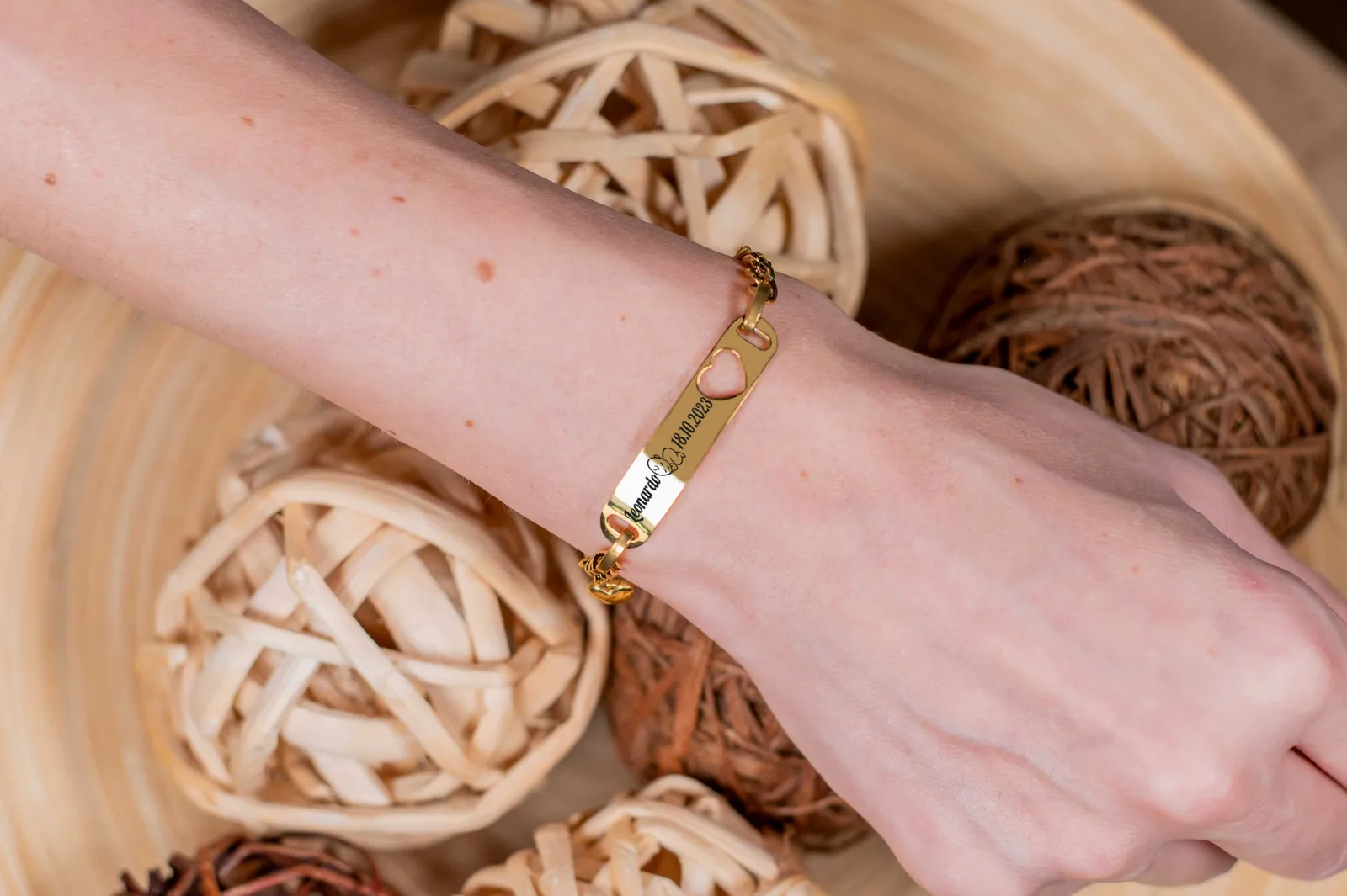 Bracciale Memoria Lineare color oro inciso, al polso