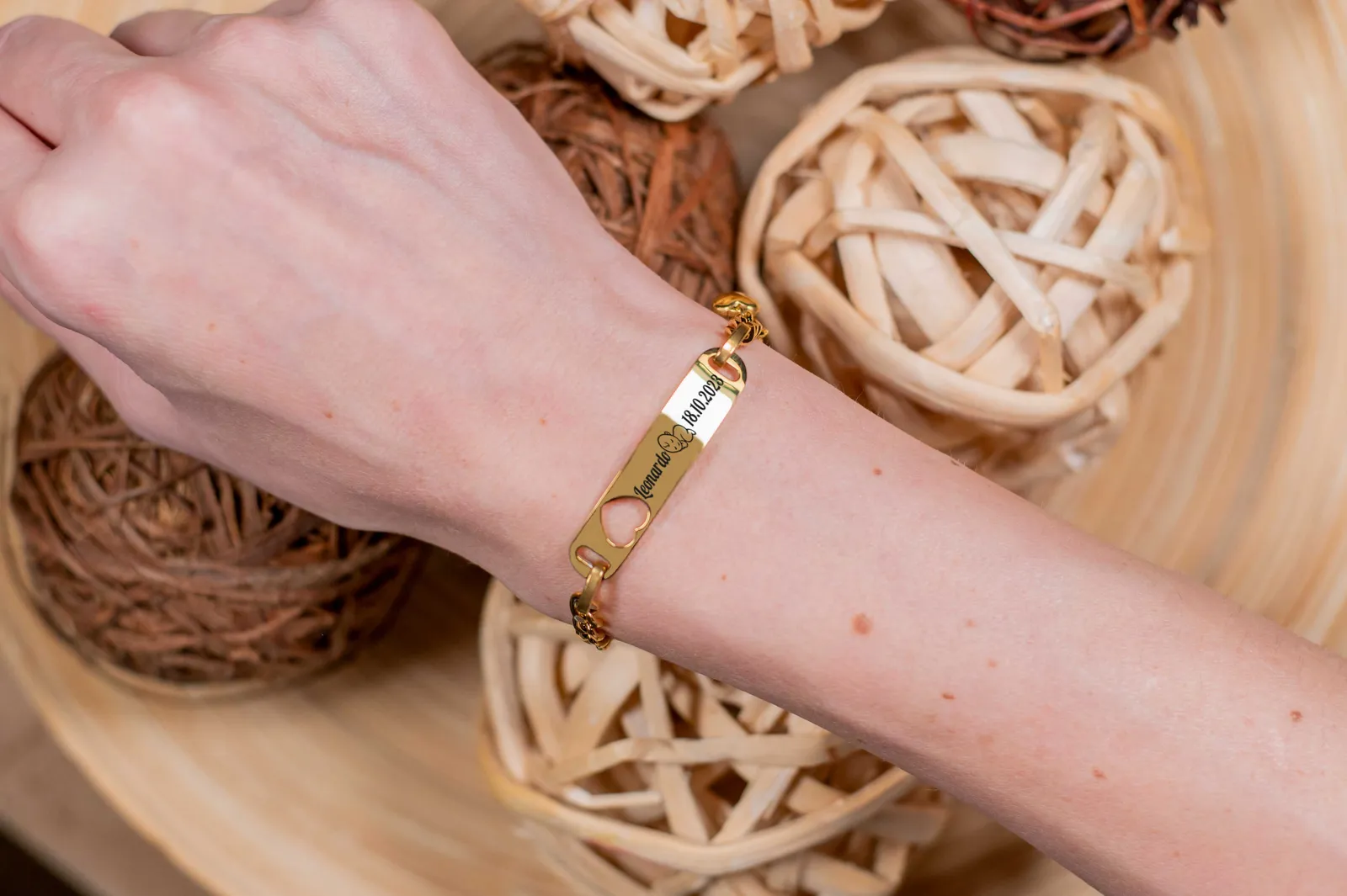 Bracciale con nome inciso Memoria Lineare al polso, visto da vicino
