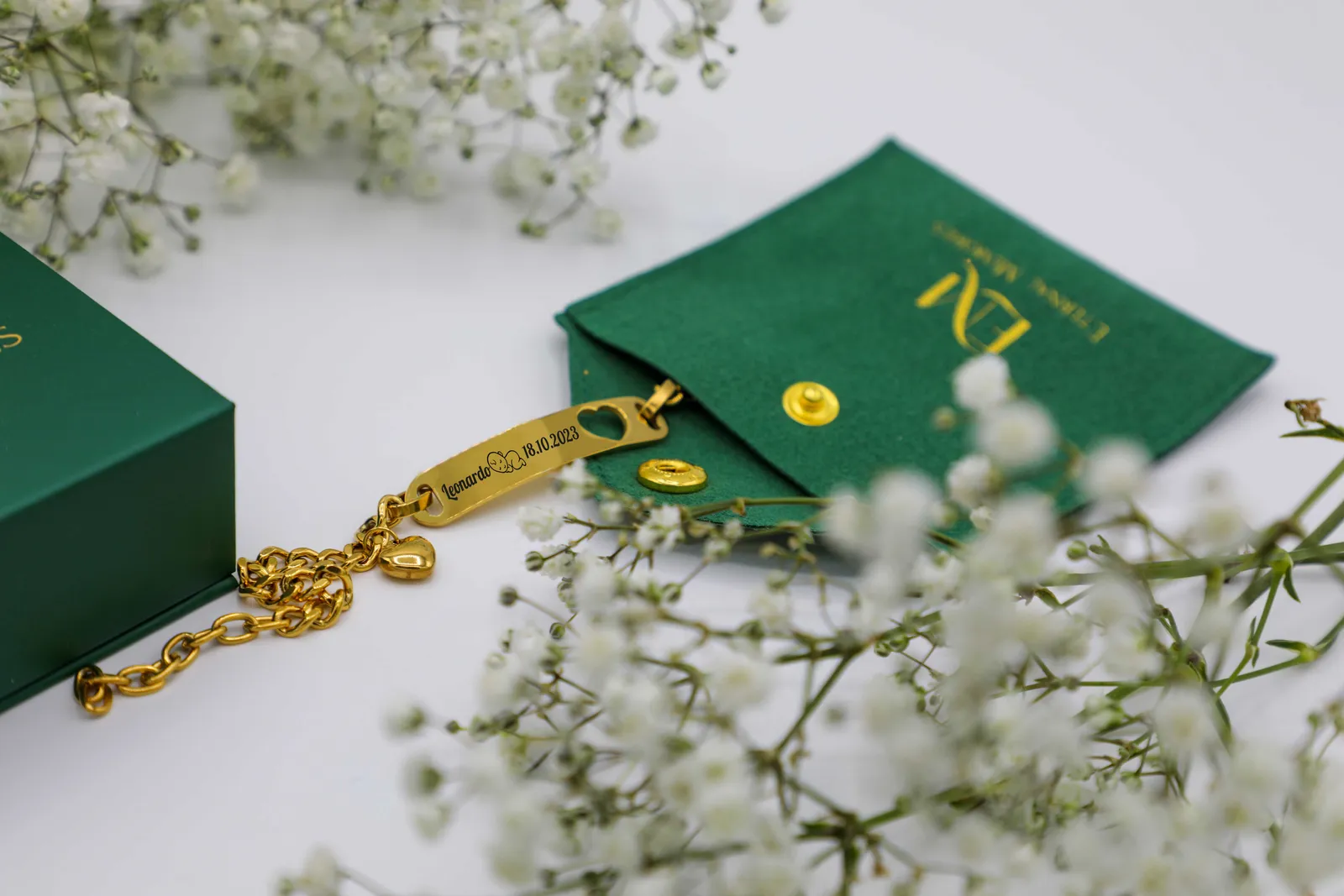 Bracciale Memoria Lineare inciso con la scatola e la pochette regalo verdi