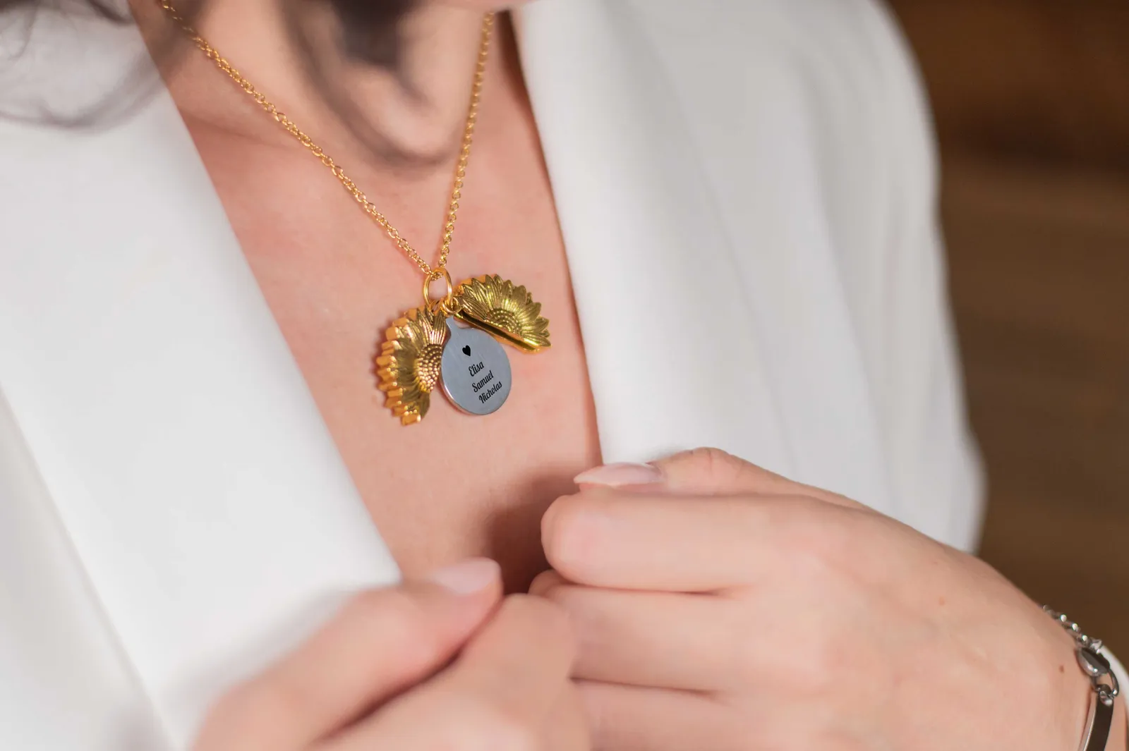 Collana a sole aperta con il disco inciso, indossata