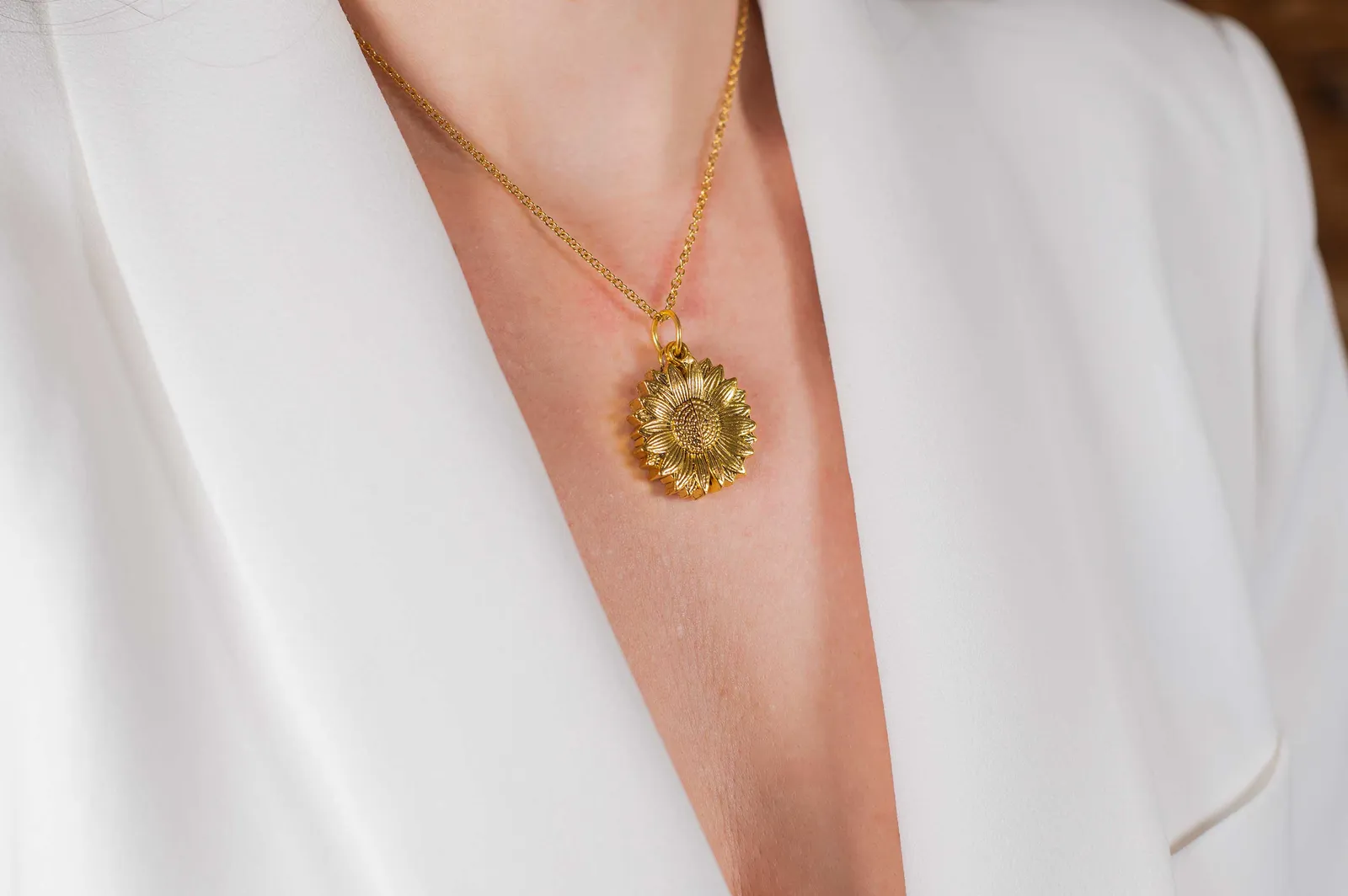 Collana Raggi di Memoria chiusa, un sole dorato indossato