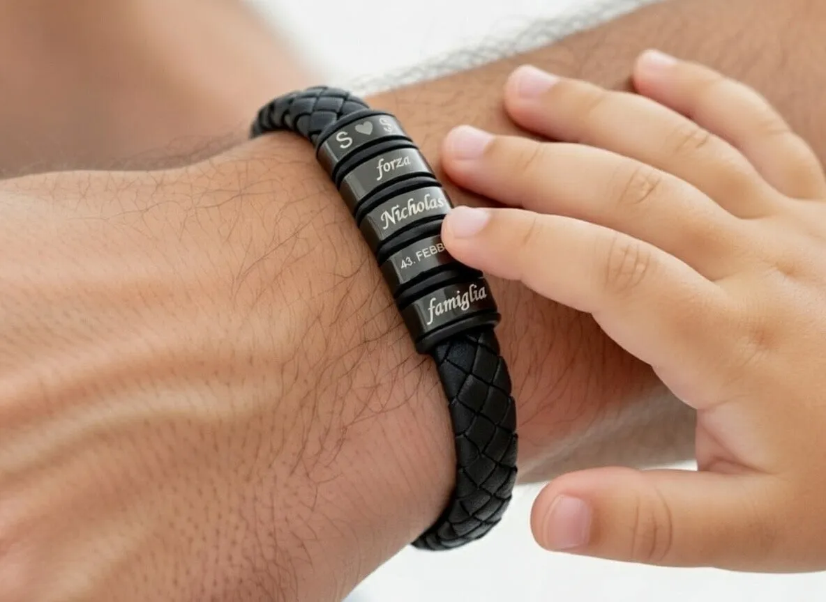 Bracciale uomo in pelle con i nomi incisi, al polso di un papà con la mano del figlio