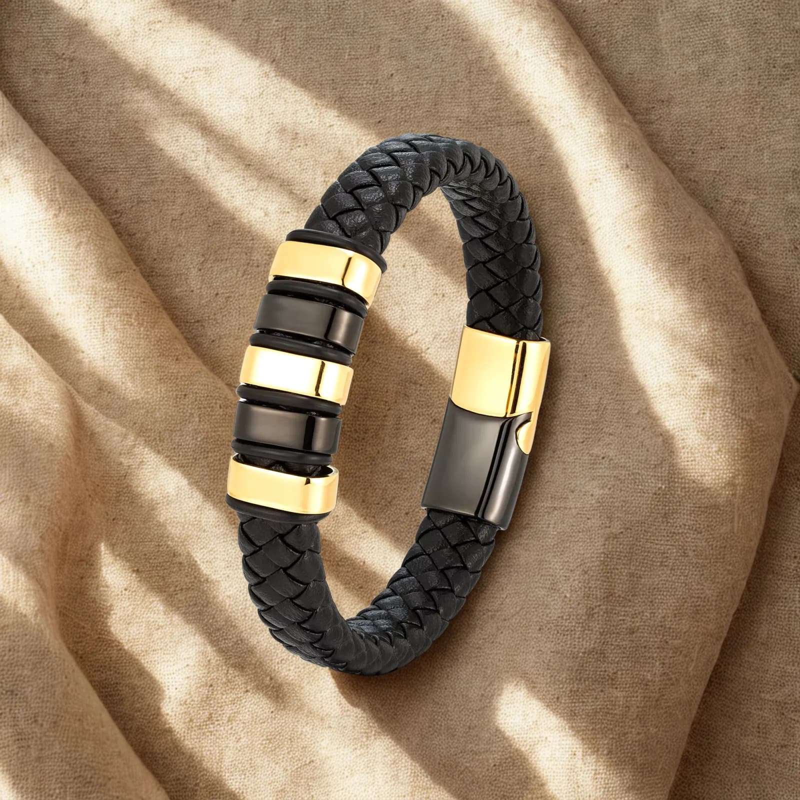Bracciale in pelle Segno Vivo con placche oro e nere e chiusura magnetica