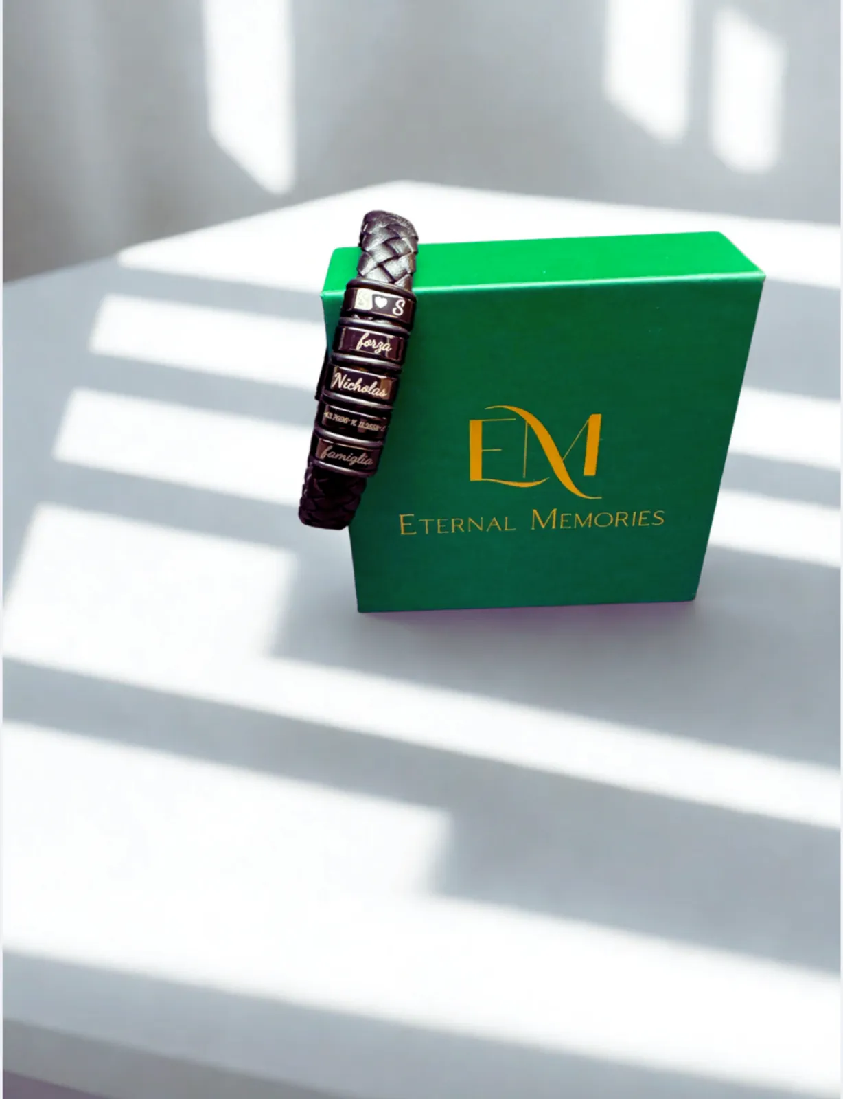 Bracciale Segno Vivo con le placche incise, sulla scatola regalo verde