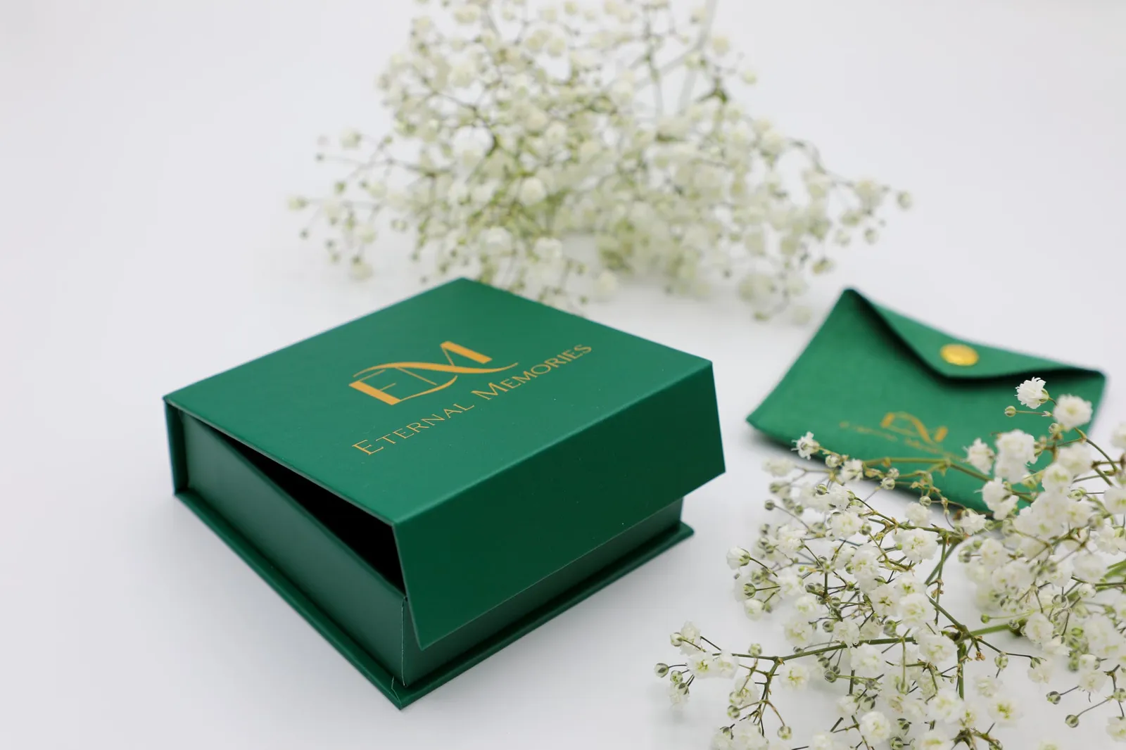 Confezione regalo verde e oro di Eternal Memories, con la pochette