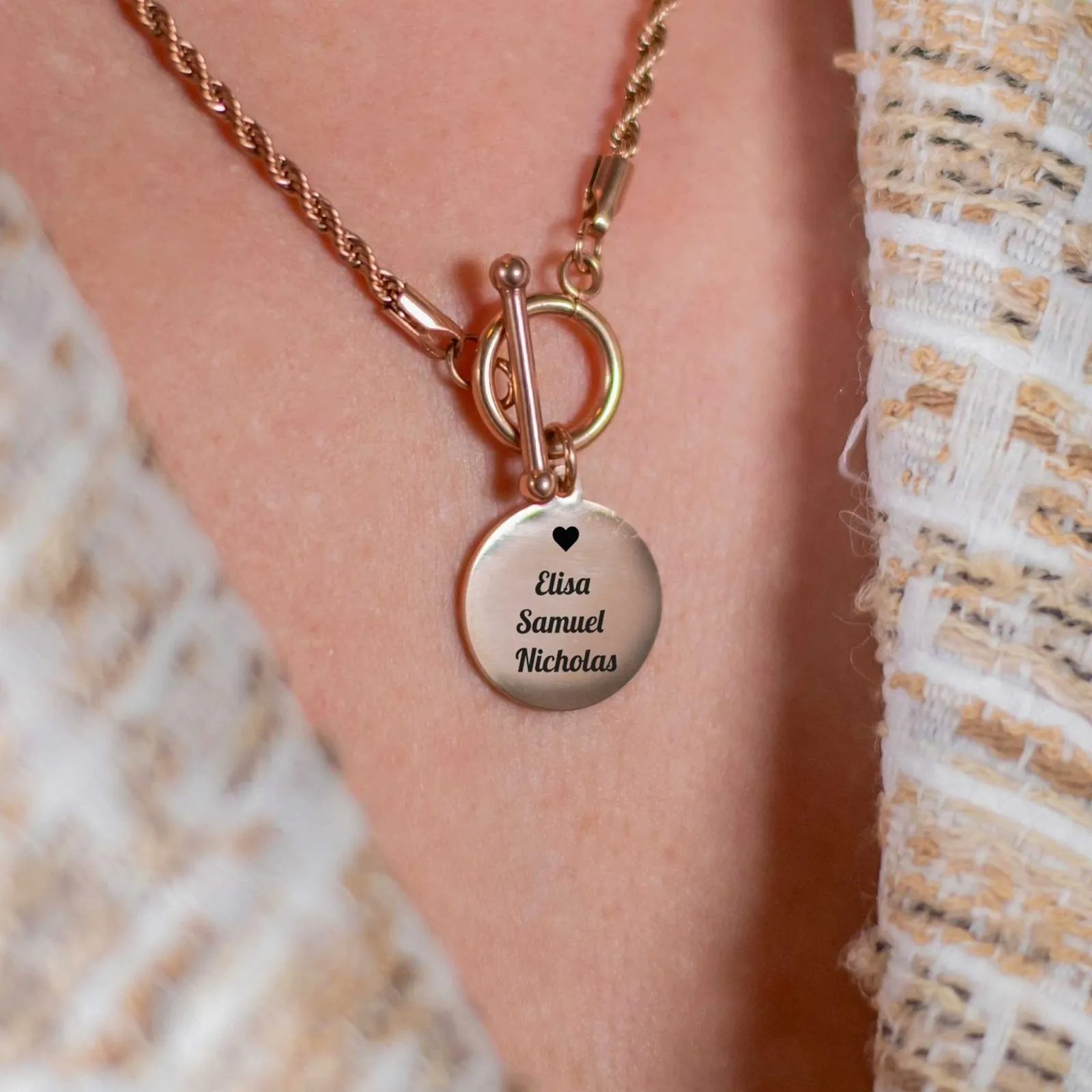 Collana con medaglia incisa con tre nomi, indossata