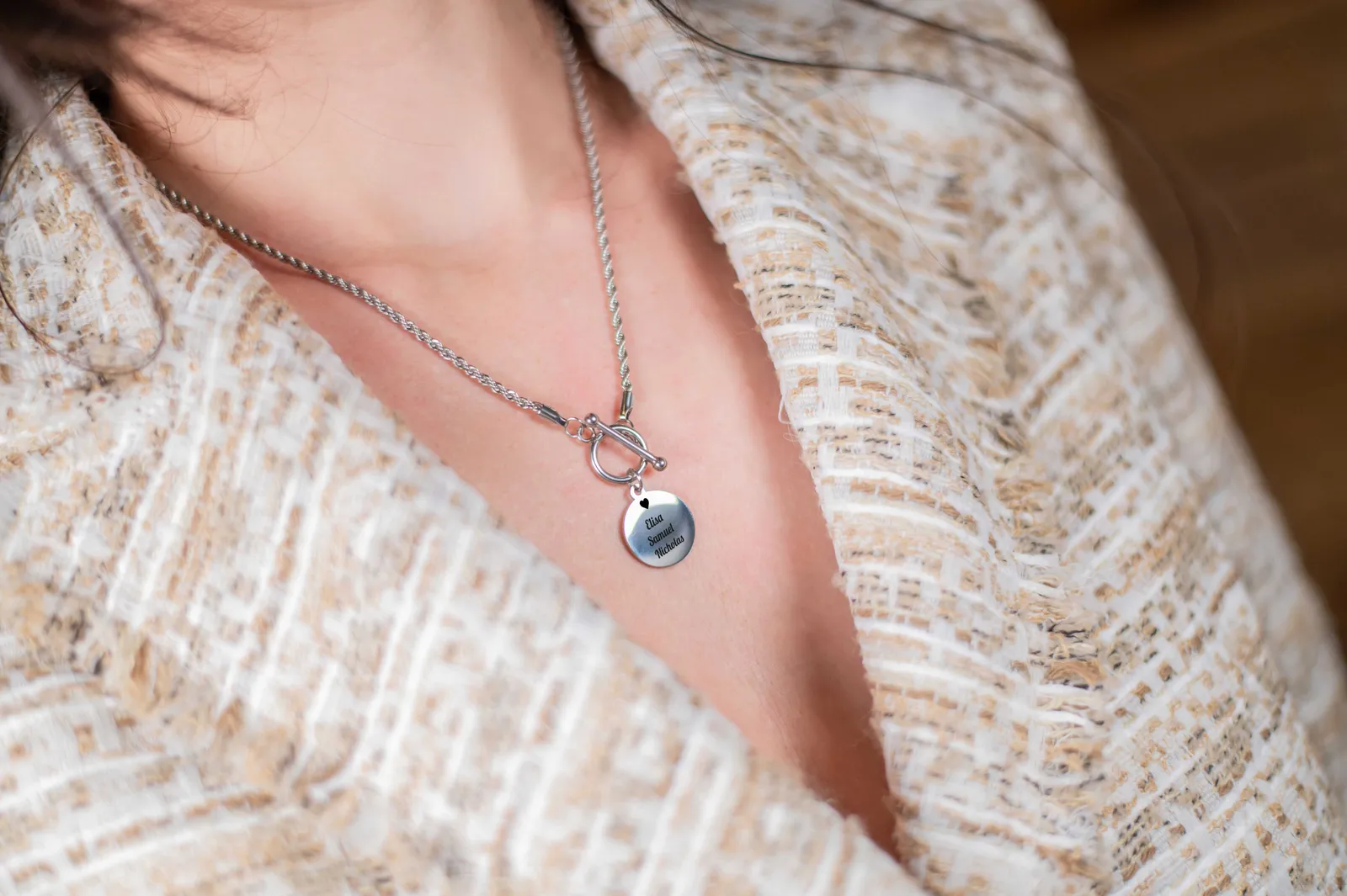 Collana Trama T color argento con catena a torchon, indossata