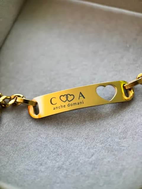 Bracciale dorato con le iniziali C e A, due cuori intrecciati e le parole anche domani incise