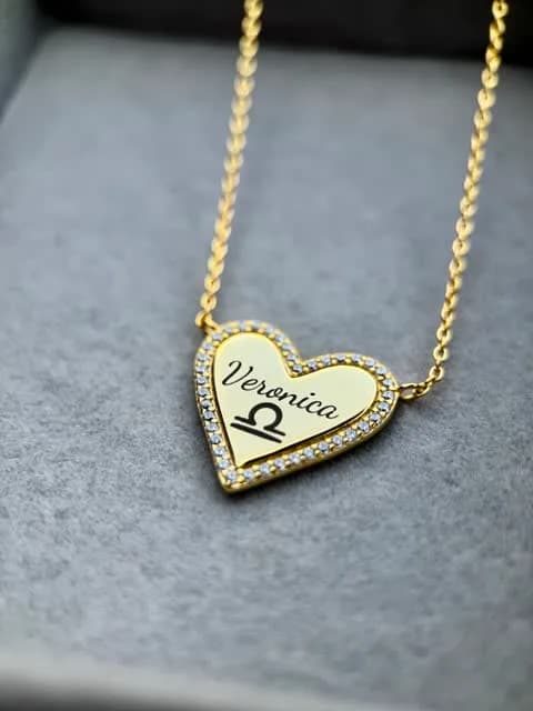 Collana a cuore dorata con il nome Veronica e il simbolo della Bilancia incisi