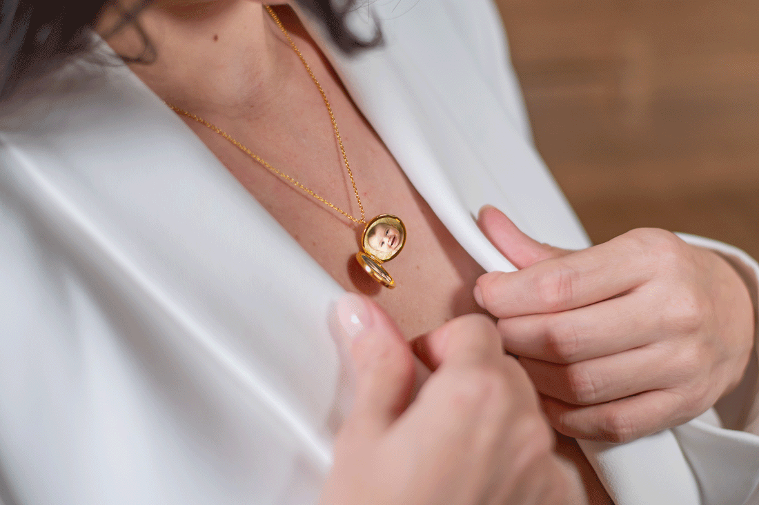 Collana con foto all'interno e metriche del neonato sul retro